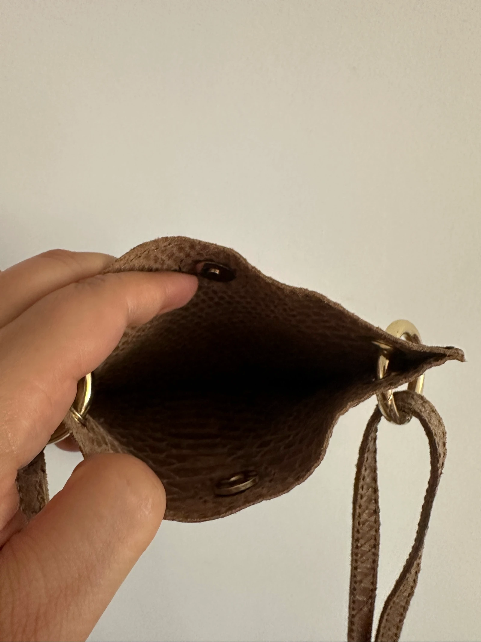Sac à main bandoulière en cuir gravé serpent / Sac à téléphone en cuir marron – photo 2